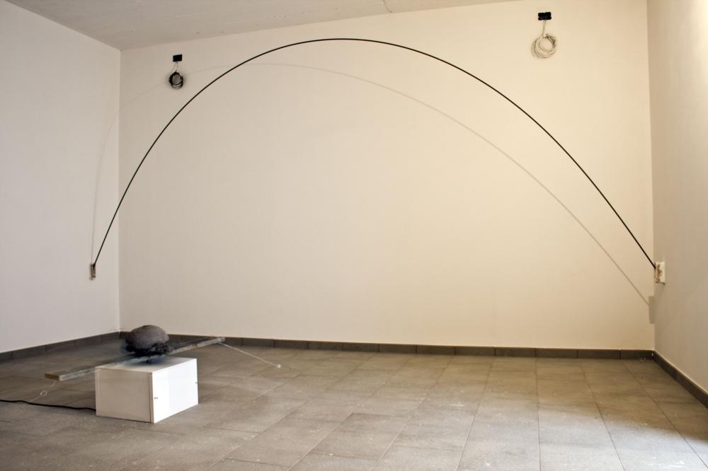 Alla fine. Dove ti trovi due muri di montaga dietro alle spalle e l'abbandono diventa uso 2012
Cemento, legno, motore, cartongesso, filo di nylon