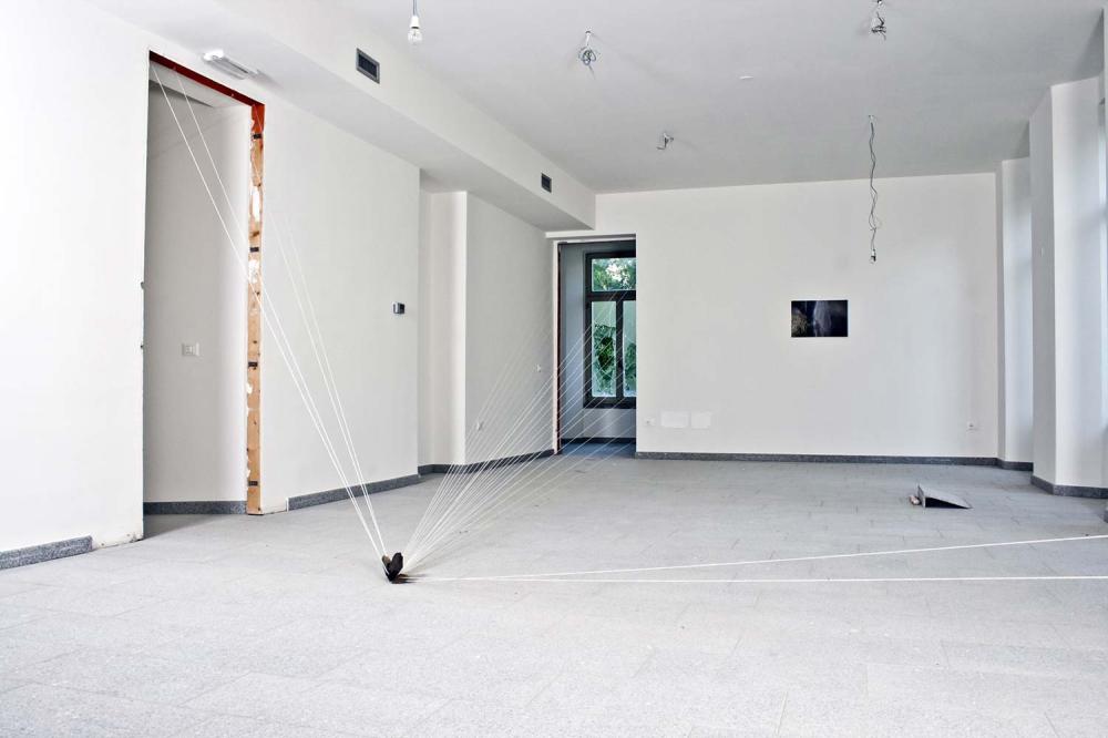 Sentieri d'aria,
tre finestre fotte, pietre, filo di nylon, pittura nelle soglie