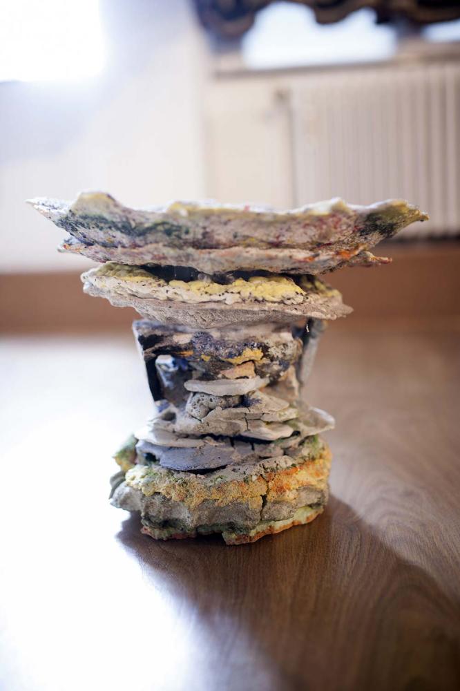 Untitled “Sunflower” 2014/17
Glass, sands, zinc, cooper, iron, pigment, oxid, epoxy, cotton
31 x 37 x 35 cm.